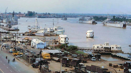Bến phà Thủ Thiêm phía sông Sài Gòn năm 1965